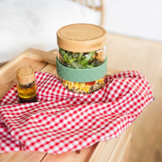 To Go-Mittagesset: Glas- Und Bambusgefäß Und Kleiner Saucengefäss