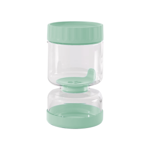 Einmachglas mit Gurken und Trennwand