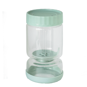 Einmachglas mit Gurken und Trennwand