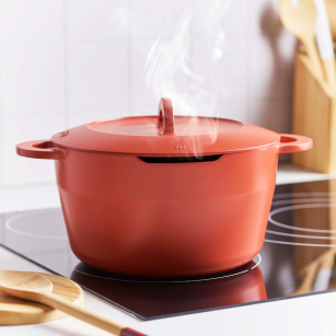 Die multifunktionale Cocotte aus recyceltem Aluminiumguss